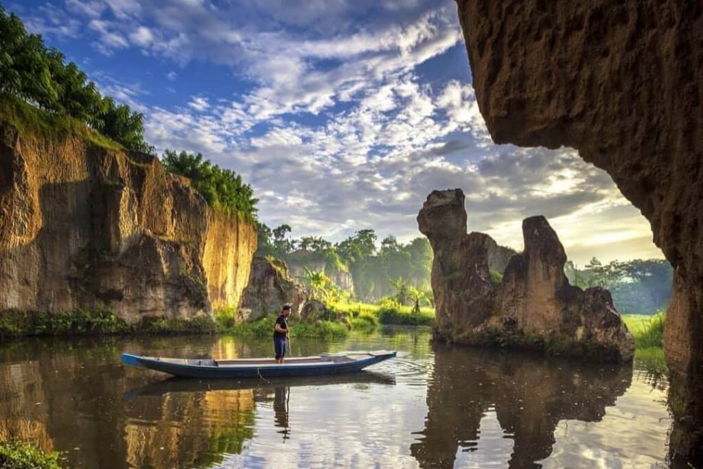 Berfoto dengan latar pemandangan khas Tebing Koja, Cisoka, Tangerang