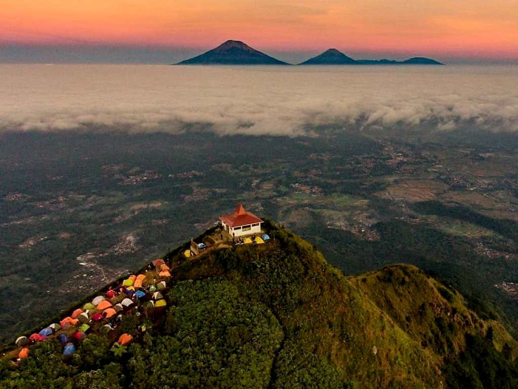 Foto aerial pemandangan Gunung Andong saat senja