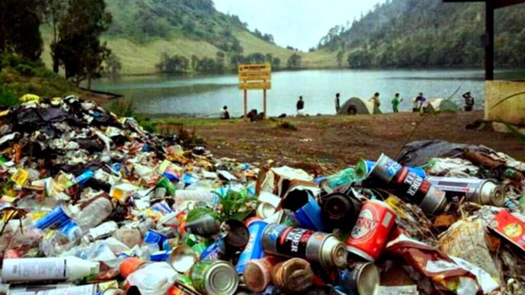 Sampah yang ditinggalkan di Gunung Semeru