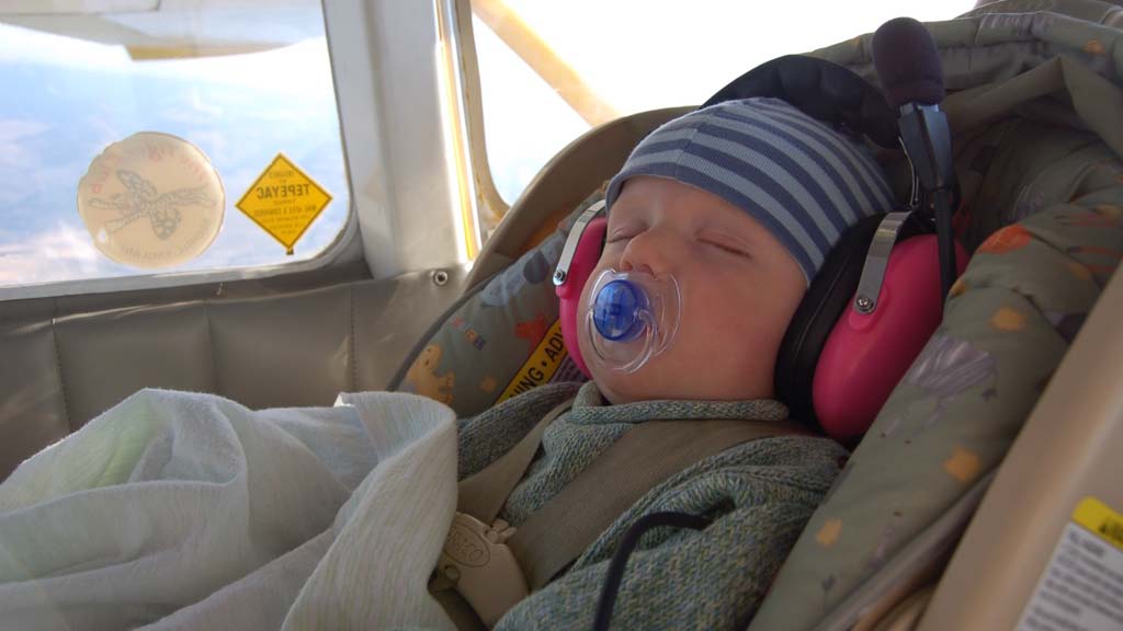 Bayi naik pesawat - Penjelajah