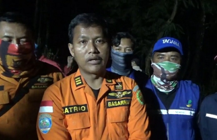 Komandan tim Basarnas Surabaya, Suryo, memberi keterangan tentang pendaki yang hilang di Gunung Butak ditemukan tewas